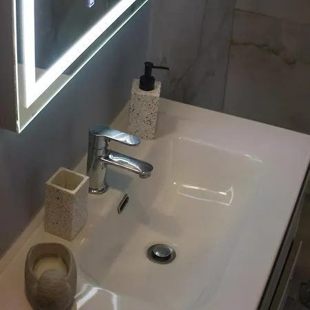 Paradise Apartment, Village 公寓