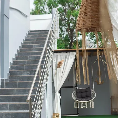 Paradise Apartment, Village 拉多斯